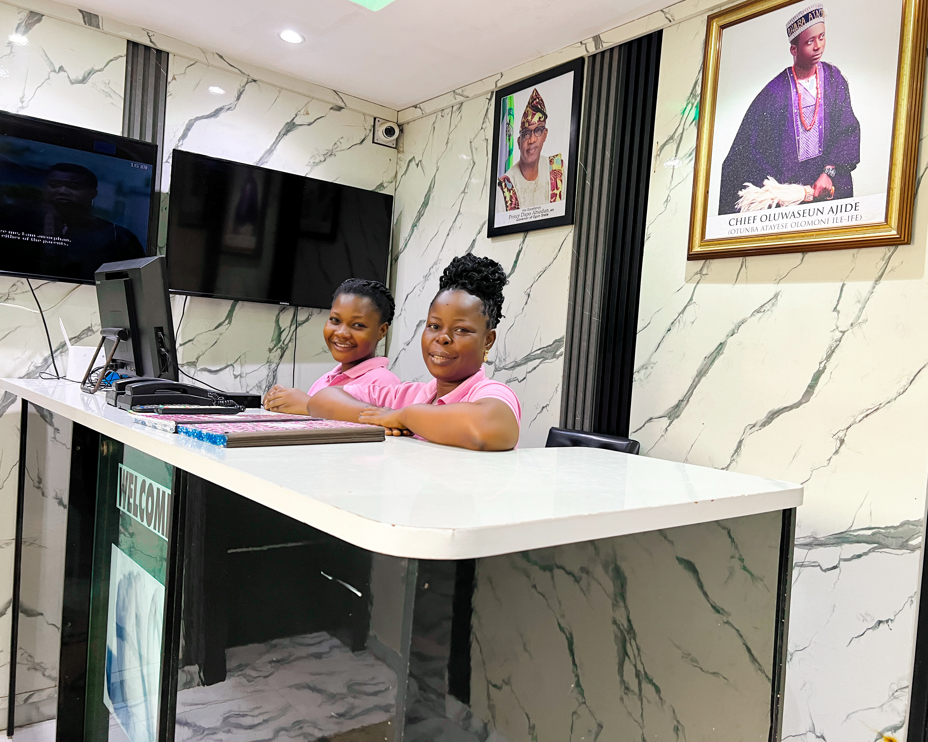 Bar, Hospitality, concierge, and guest services